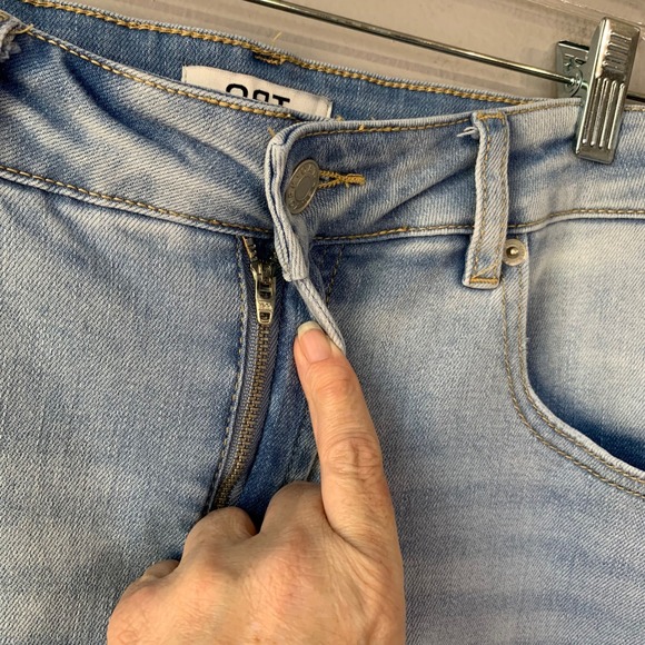 Oat‎ New York high rise wide leg cropped light wash raw edge hem jeans. Size 31 - Picture 5 of 15